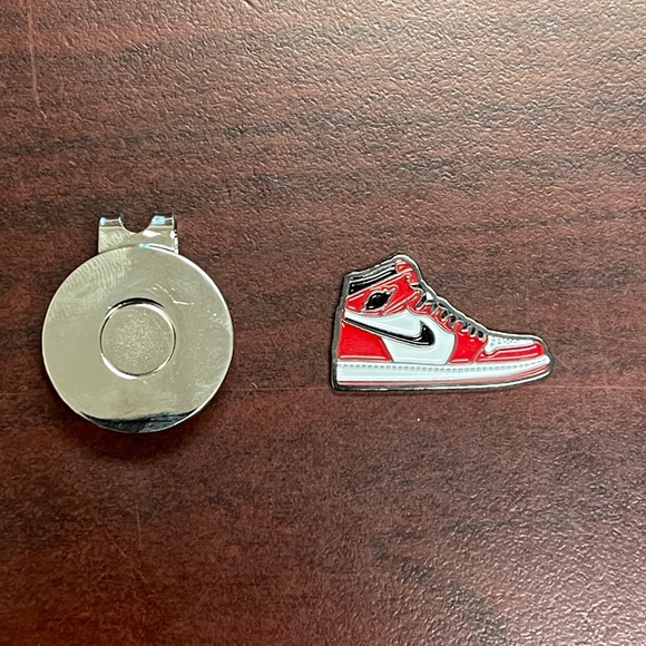 Air Jordan 1 "Chicago" Sneaker Golf Ball Marker BRAND NEW with Magnetic Hat Clip - Picture 2 of 5